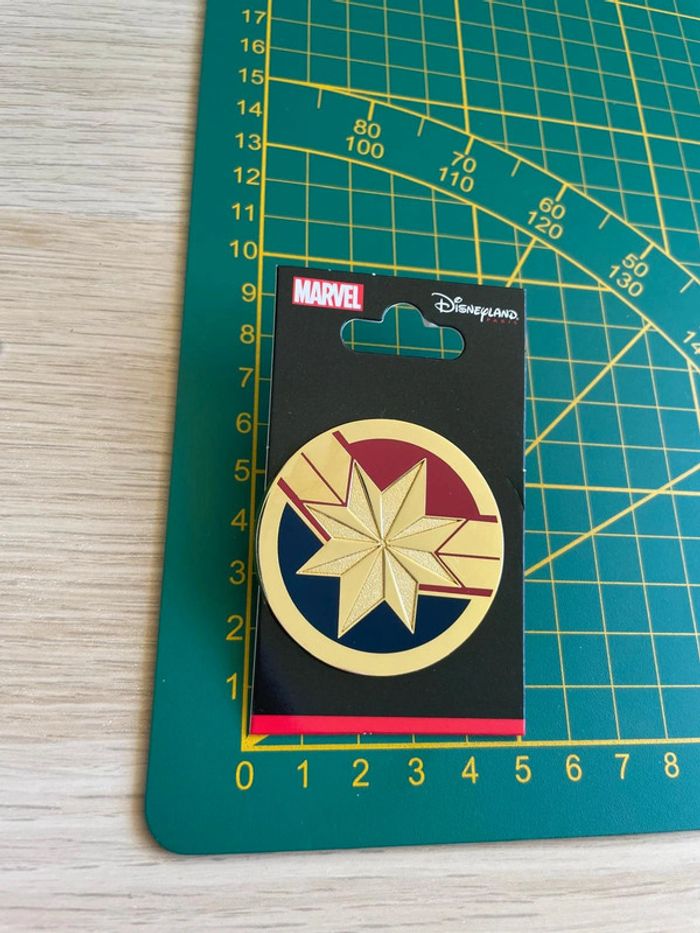 Pin's Marvel Captain Marvel - Logo Étoile - Disneyland Paris - photo numéro 3