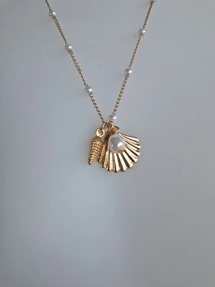 Collier fantaisie doré pendentif coquillage