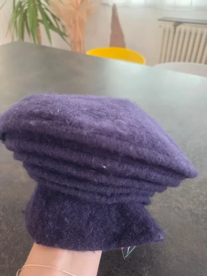 Béret en laine neuf avec étiquette couleur prune - photo numéro 2