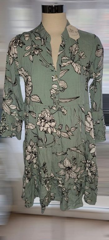 Robe neuve verte à motifs floraux - Tendance et élégante !