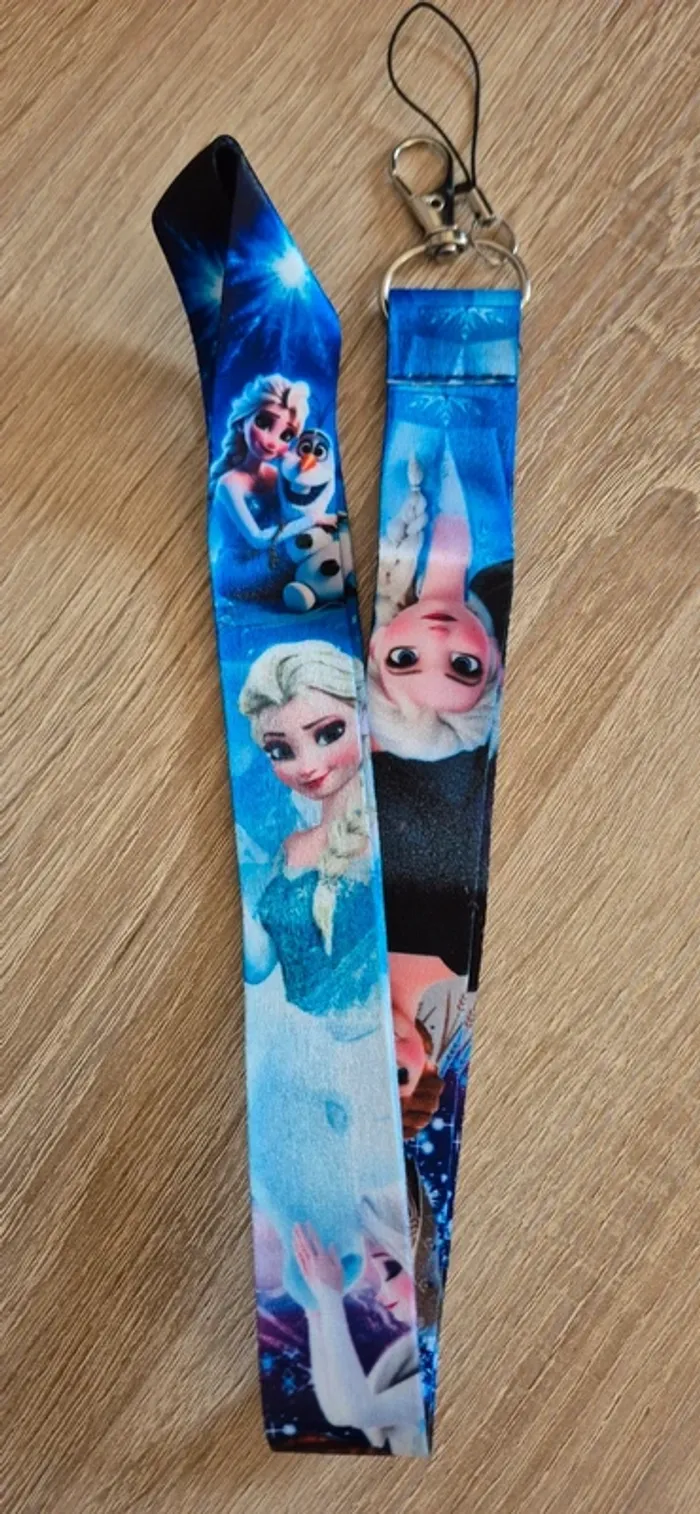 Porte carte d'identité la Reine des Neiges avec lanière fantaisie. - photo numéro 3