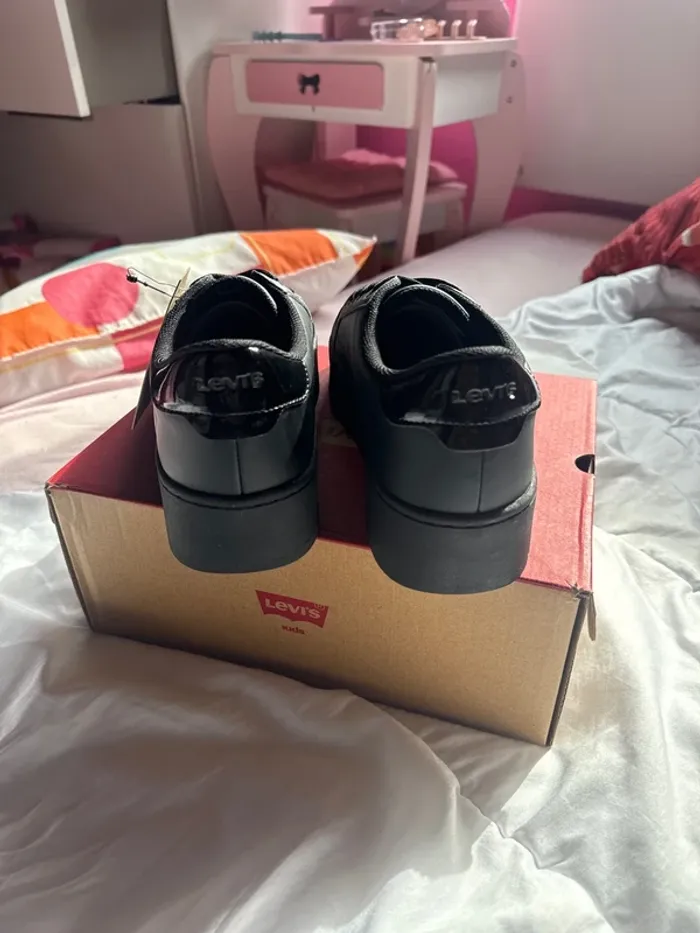 Superbes paire de baskets Levi’s neuves avec étiquette pointure 39 - photo numéro 9