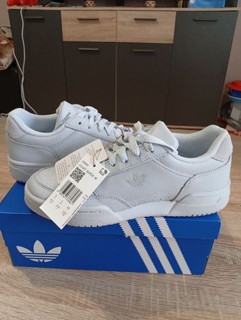 Baskets Adidas neuves t.38