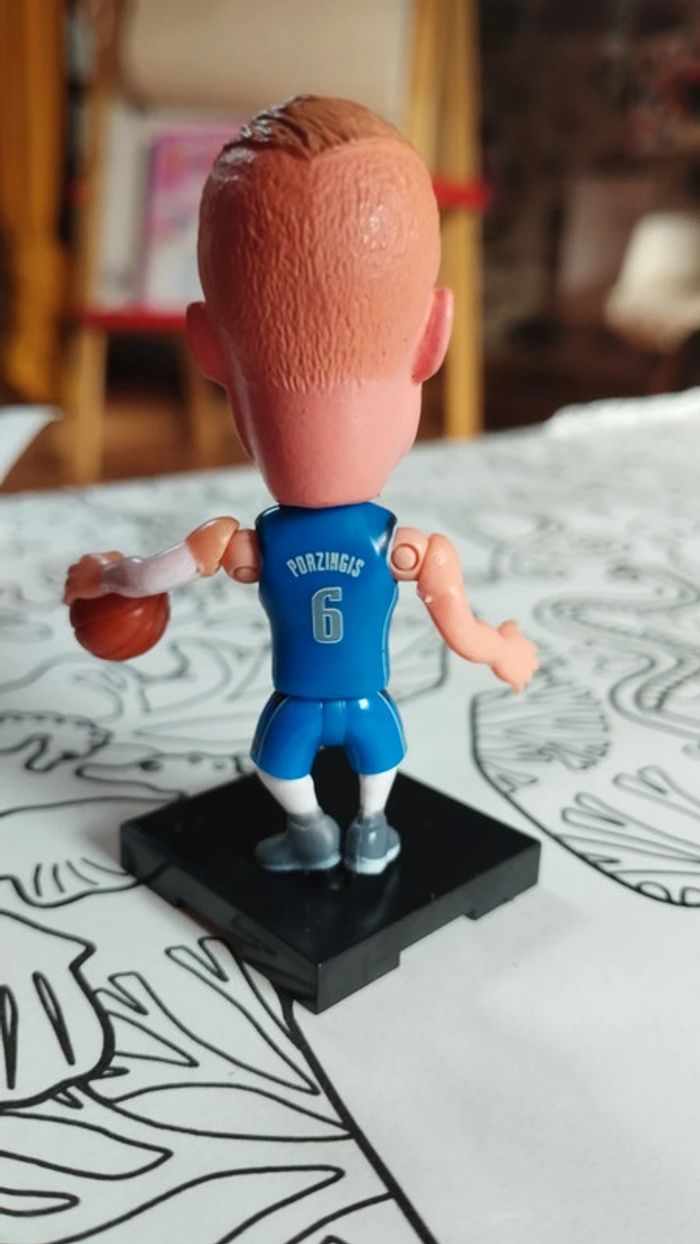 Petite figurine basketball NBA neuve Porzingis Dallas Mavericks - photo numéro 2