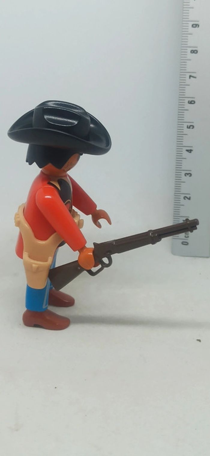 Homme Cowboy haut rouge et fusil playmobil - photo numéro 3