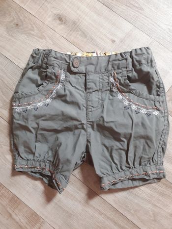 Short fille kaki motifs brodés neuf 18 mois