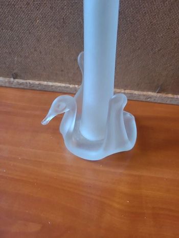 soliflore blanc opaque avec socle en forme de cygne