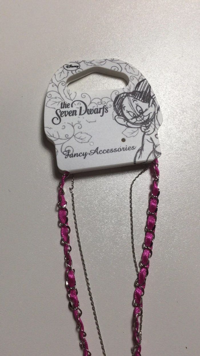 Collier disney neuf blanche neige nain fushia idee cadeau piniata anniversaire noel - photo numéro 3
