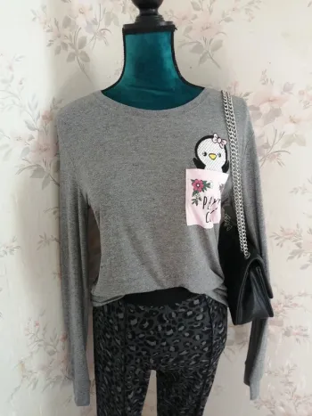 Tee-shirt manches longues gris avec poche et broderie pingouin / fb sister / (L)