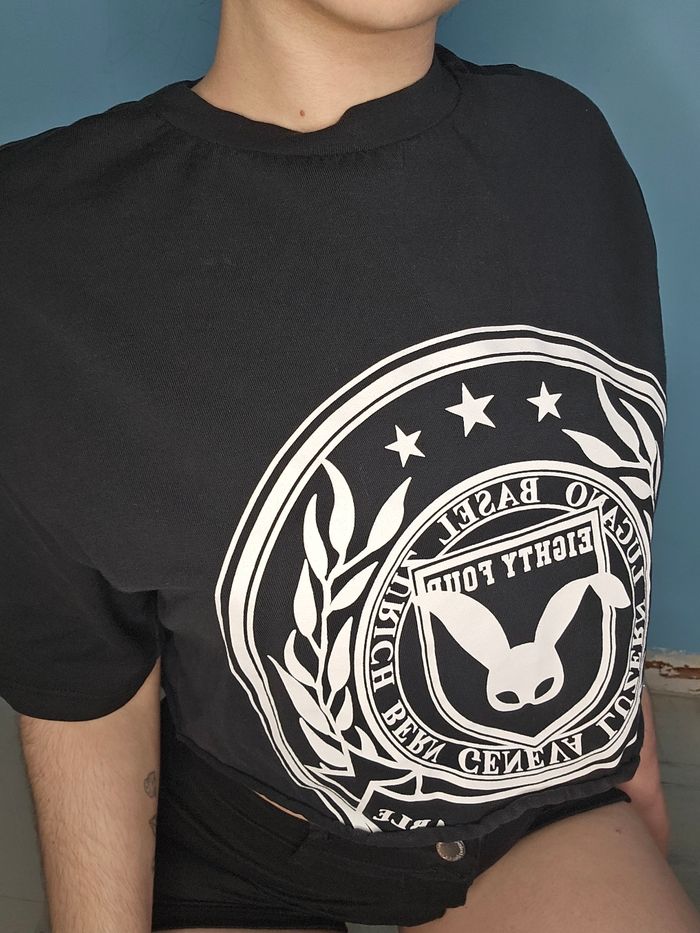 T shirt crop top noir imprimé logo style streetwear - photo numéro 3