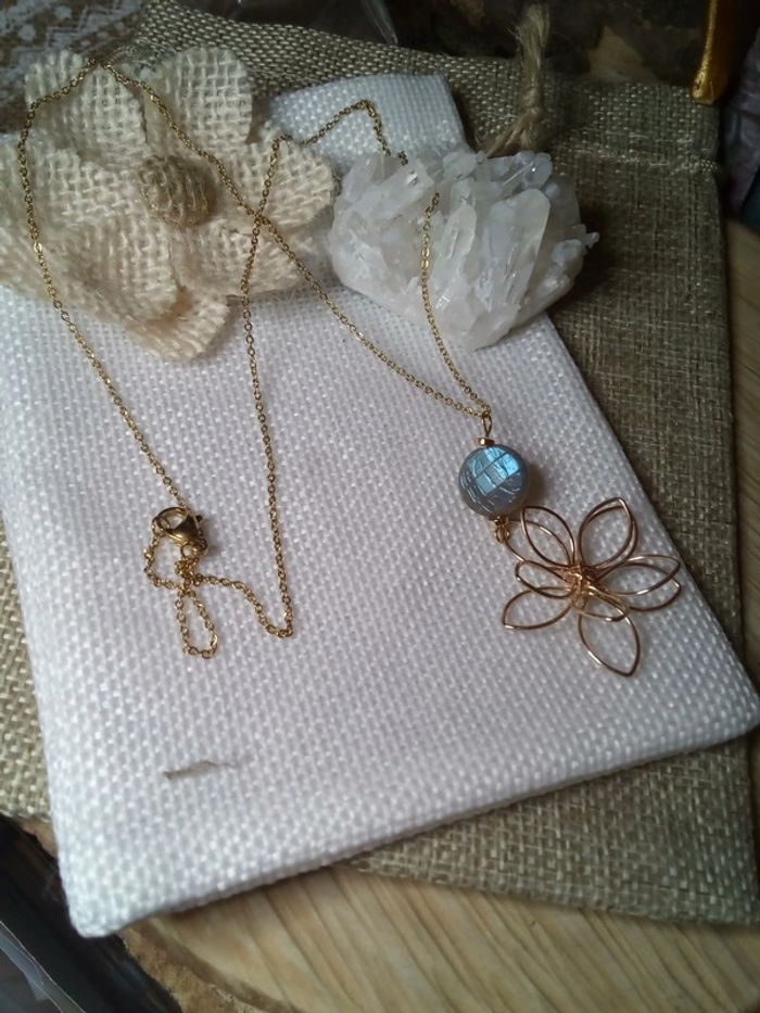 Collier fleur et pierre de labradorite à reflets bleutés - photo numéro 2