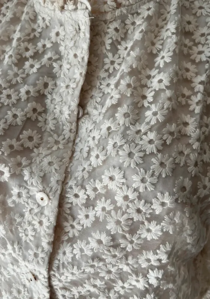Superbe chemise écru avec fleurs brodées - photo numéro 2