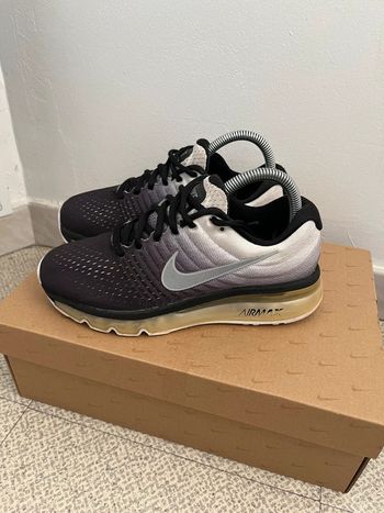 Baskets Nike AirMax 2017 Taille (37.5)