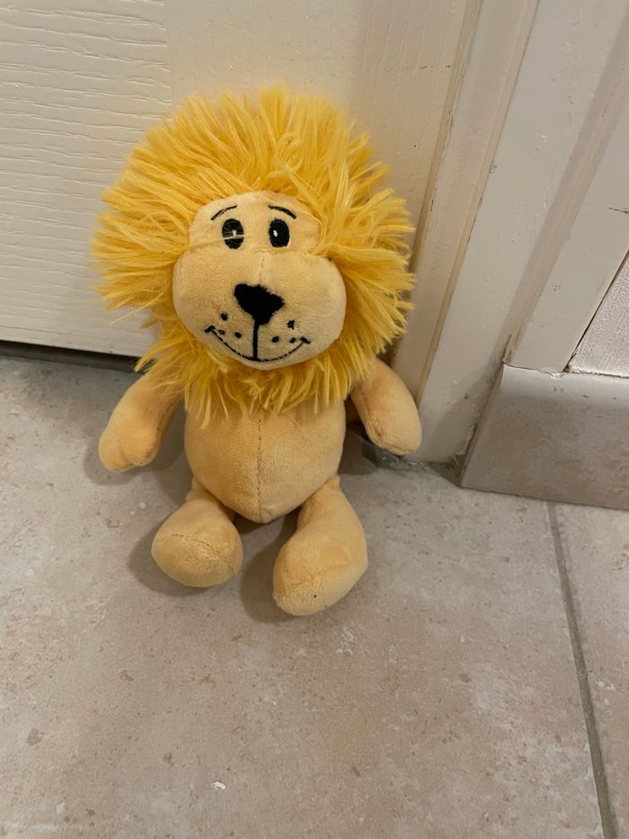 Petit lion en peluche