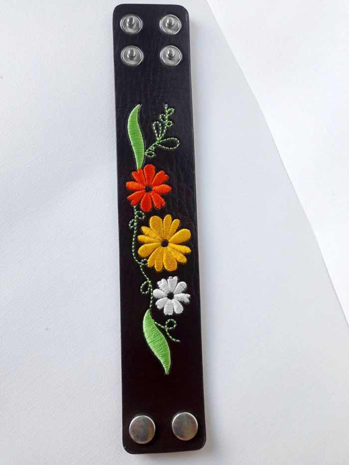 Tres jolie manchette brodée 🌼 - photo numéro 3