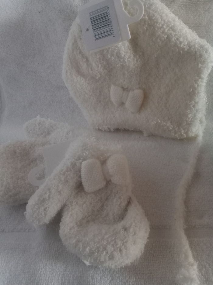 Bonnet et gants assortis