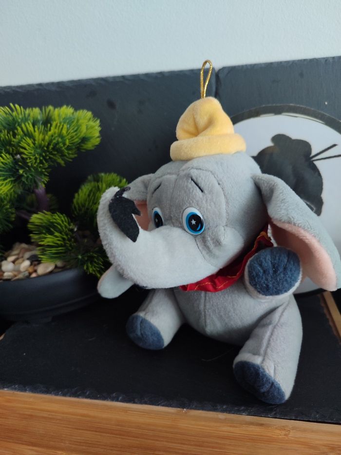Doudou Dumbo Éléphant Disney Assis Plume Noir Gris Collerette Éléphant Bonnet