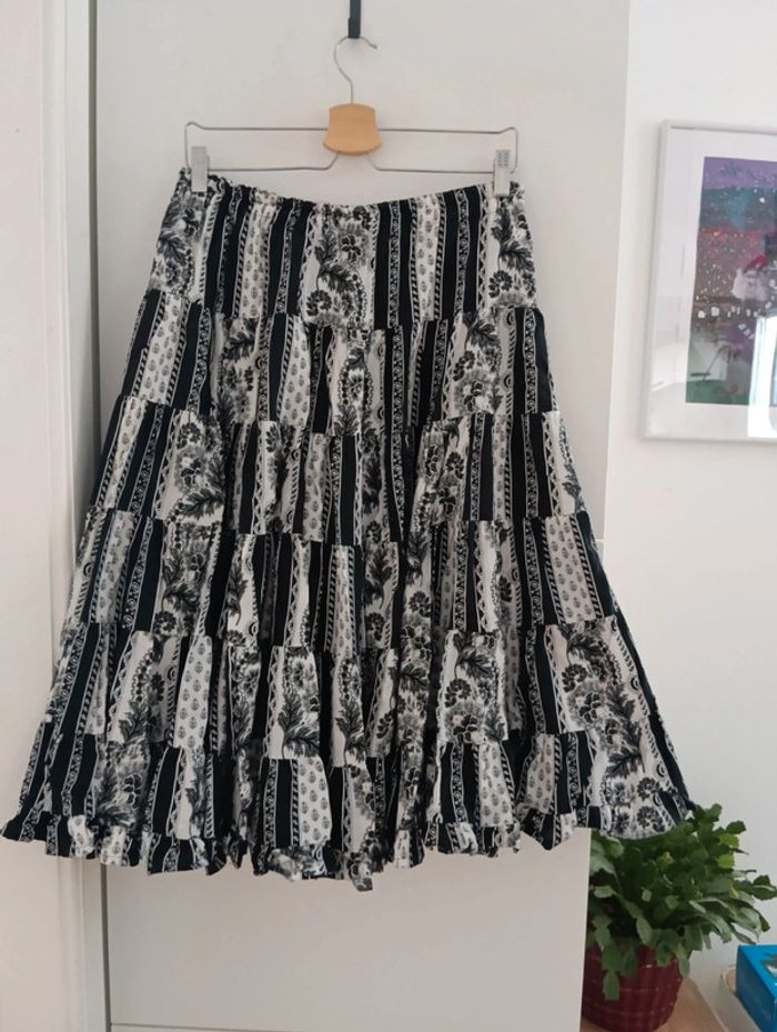 Jupe provençale vintage
Longueur midi.
Imprimé noir et blanc.