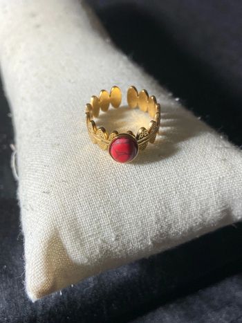 Bague dorée ajustable pierre marbrée rouge