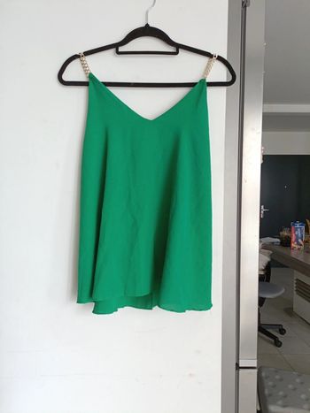 Top vert fluide volant  bretelles chaînes dorées Légères non transparente avec chaînes en acier