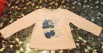 Tee-shirt rose pâle imprimé bleu et pailletés argentées