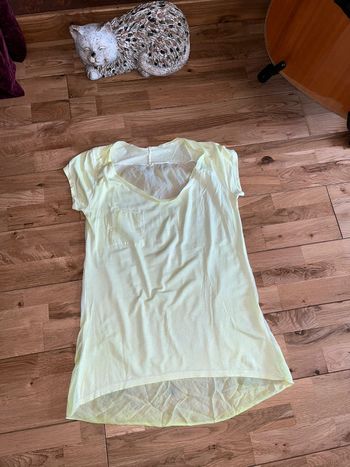Joli t-shirt jaune pale tes bon état sans marque s