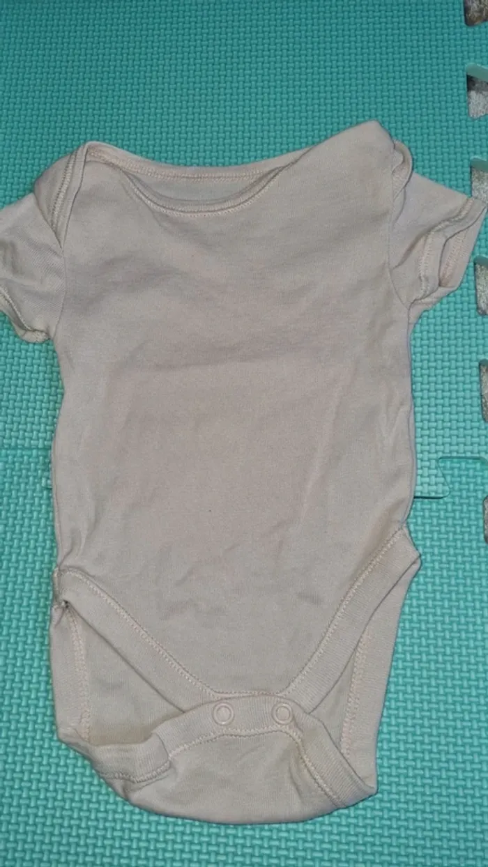 Body manche courte 0/3 mois en bon état