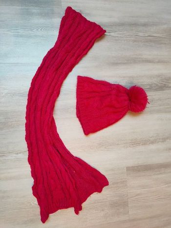 Bonnet et écharpe en tricot rose