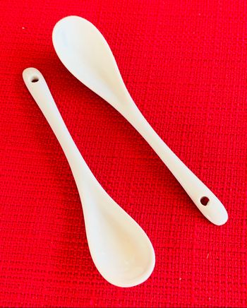 Lot de 2 petites cuillères en porcelaine blanche