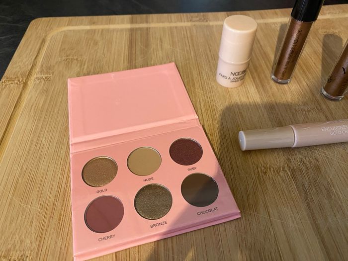 Lot de produits de maquillage Nocibé : Palette de fards à paupières, blush/fard à joues, enlumineur - photo numéro 2