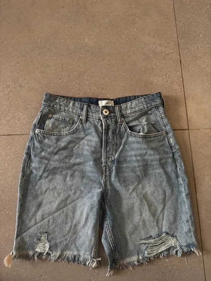 Short en jean H&M, taille 36, neuf 36x46cm