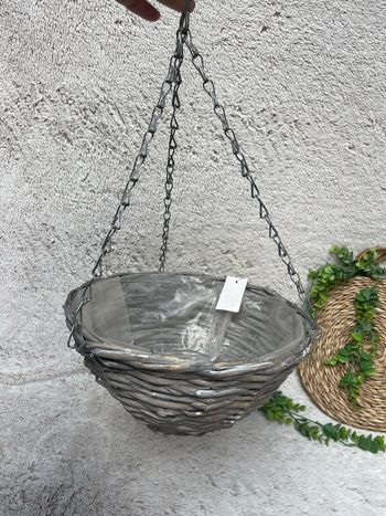 Panier à plante suspendu en rotin gris - Action