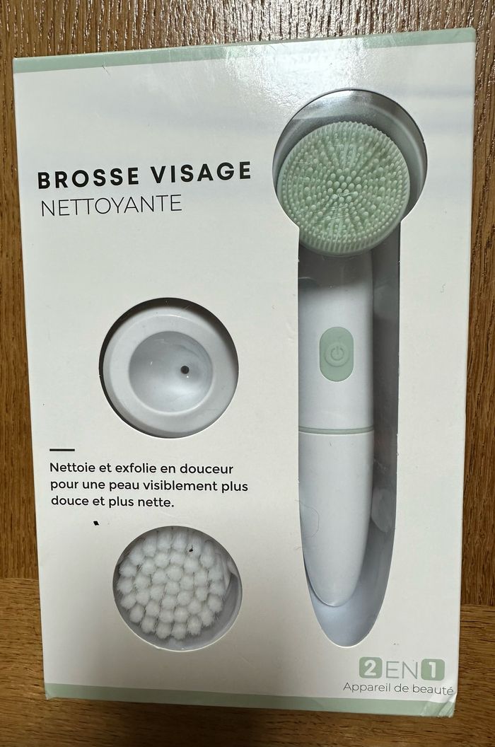 Brosse électrique nettoyante/exfoliante visage ROHS neuve