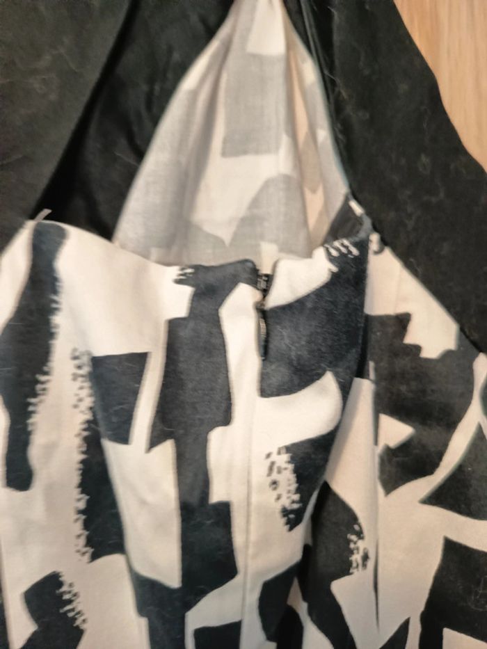 Robe blanche avec dessin noir et détails
Neuve Camaïeu - Taille XXL 44 - photo numéro 5
