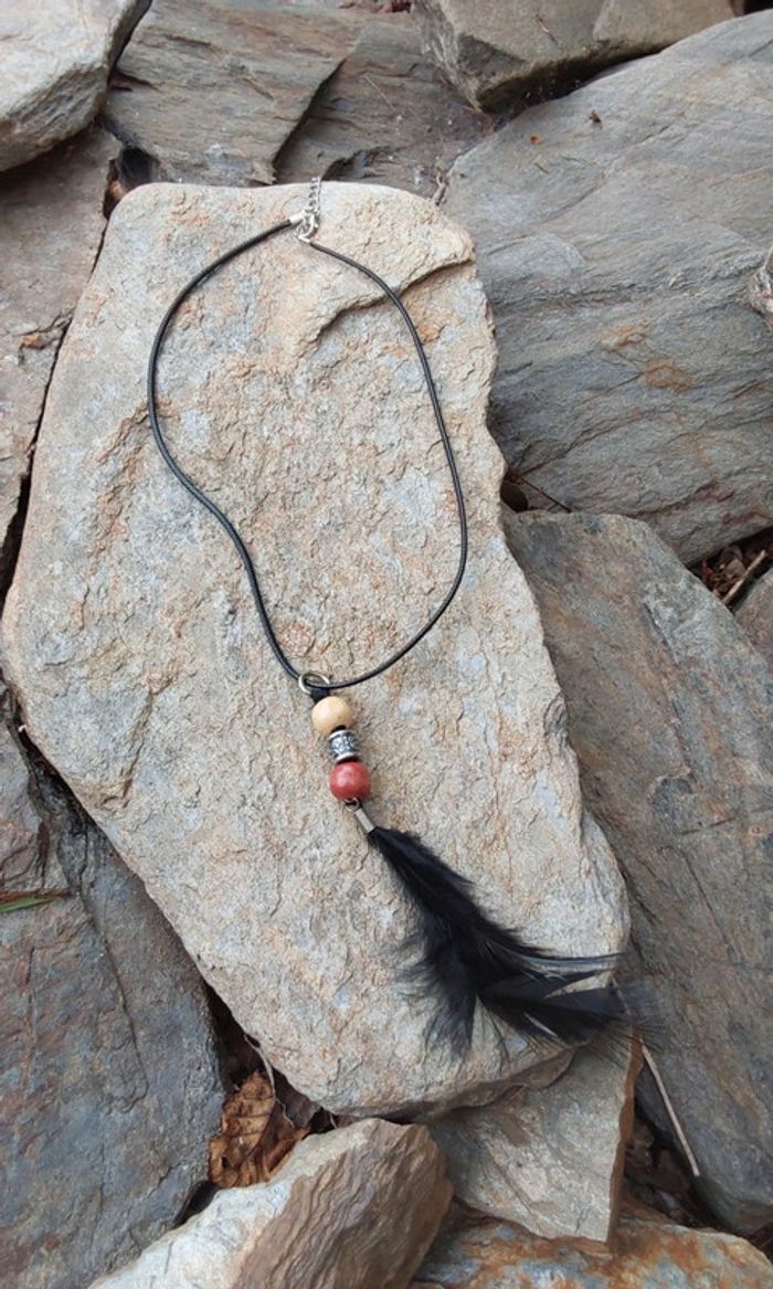 Collier pendentif hippie bohème, perle bois et plume noire