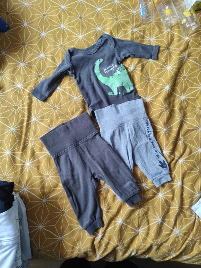 Ensemble bodie +pantalon dinausore 🦕