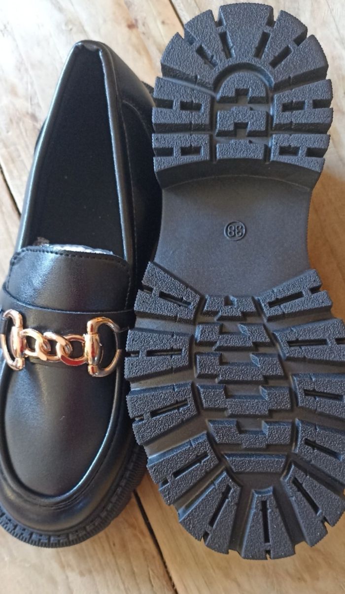 Mocassins noirs à chaîne dorée – Semelle épaisse – Neufs et tendance - photo numéro 4
