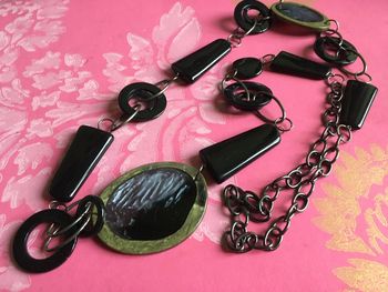 Sautoir long résine noire et verte genre agate