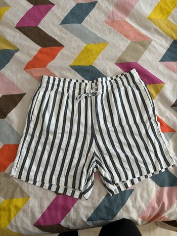 Short large taille haute blanc à rayures bleues et fibres métallisées