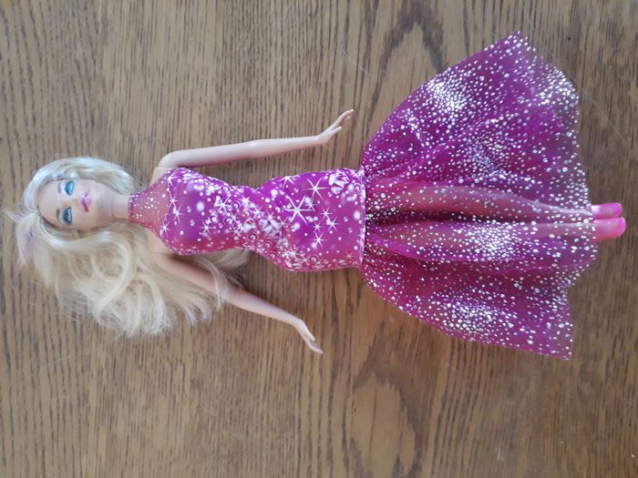 Lot de 3 Barbie avec 2 tenues chacune - photo numéro 2