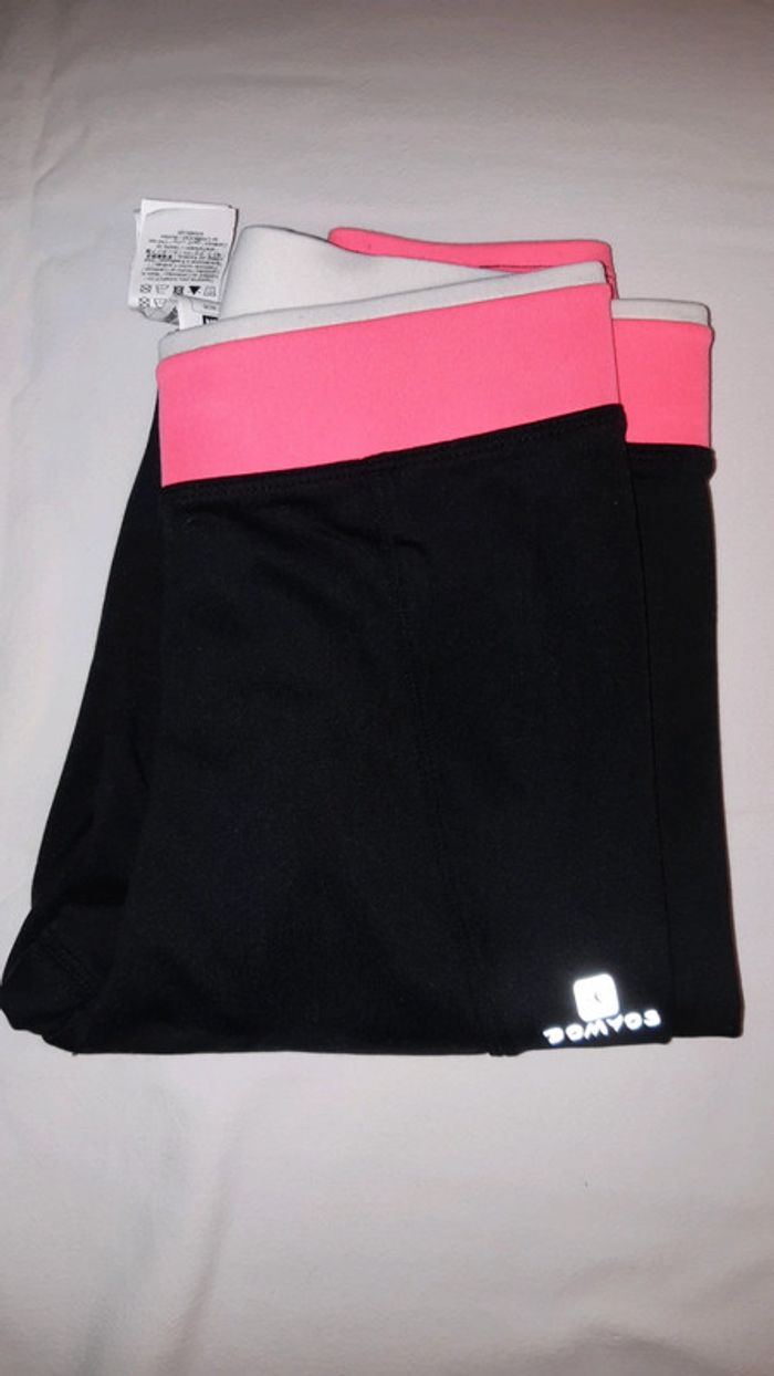 Legging rose noir et blanc Domyos en taille 2XS.