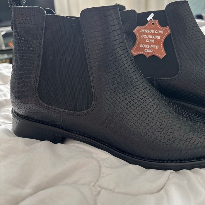 une bottine noire en cuir avec un effet texturé façon peau de serpent. 👢 - photo numéro 3