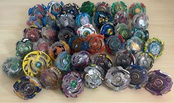 Lot 800 toupies beyblades