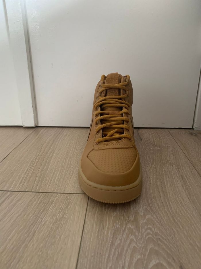 Basket Nike Court Borough Mid Winter 
Neuve jamais portée 
Taille 40 - photo numéro 4