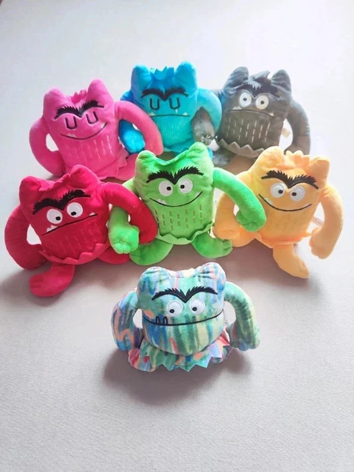 Les 7 peluches montres de la couleur des émotions Montessori