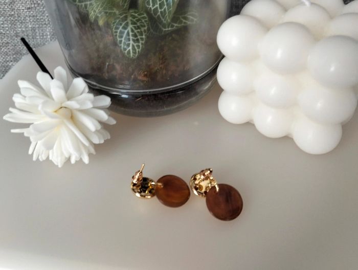 Petites boucles d'oreilles marron doré - photo numéro 5