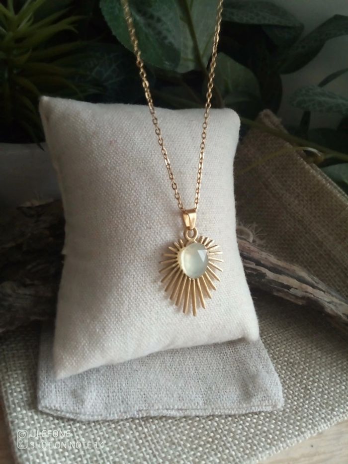 Collier coeur soleil pierre naturelle d'aquacalcedoine