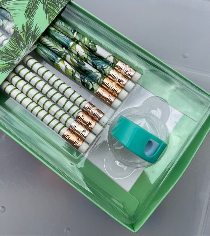 Coffret 8 crayons de bois +taille crayon