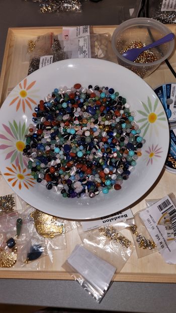 Gros lot pierres perles breloque etc