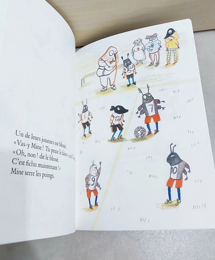 🌺 Livre (école des loisirs) : Poka & Mine le football - photo numéro 4